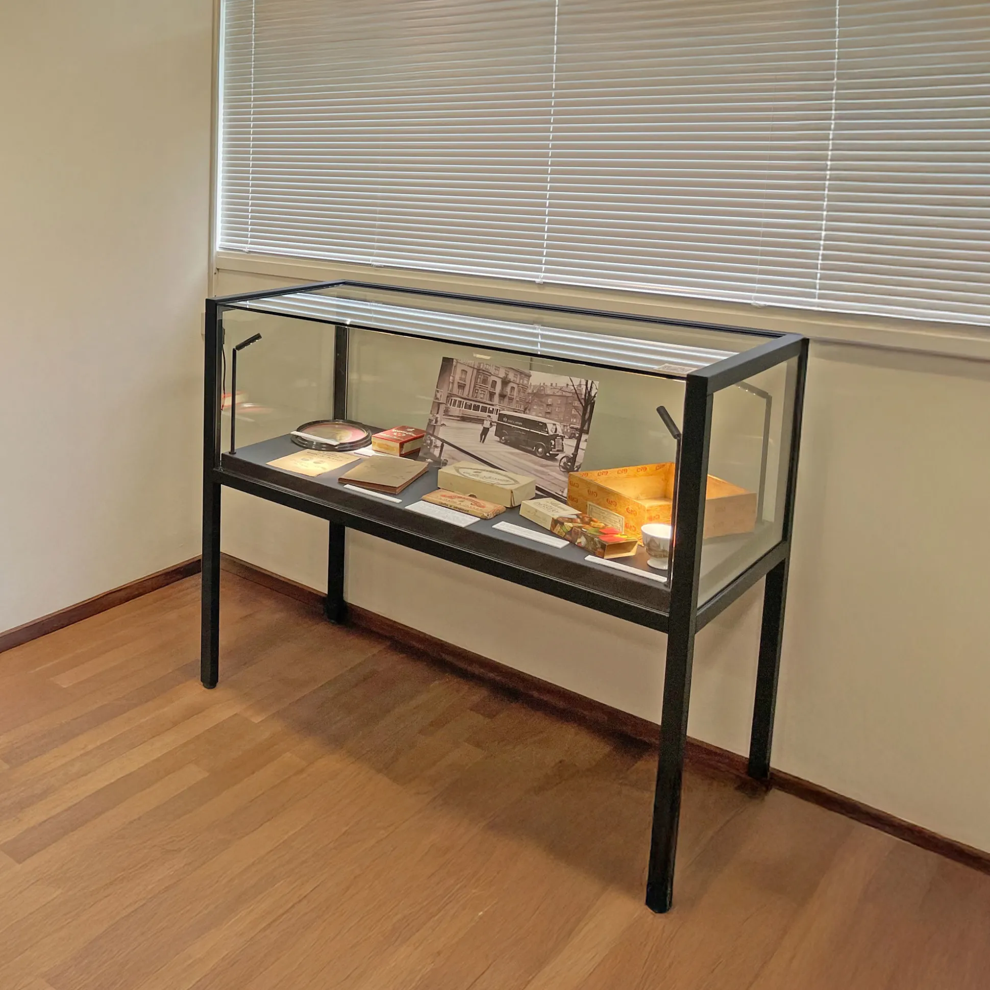 Glasmontre Arta m. glastop