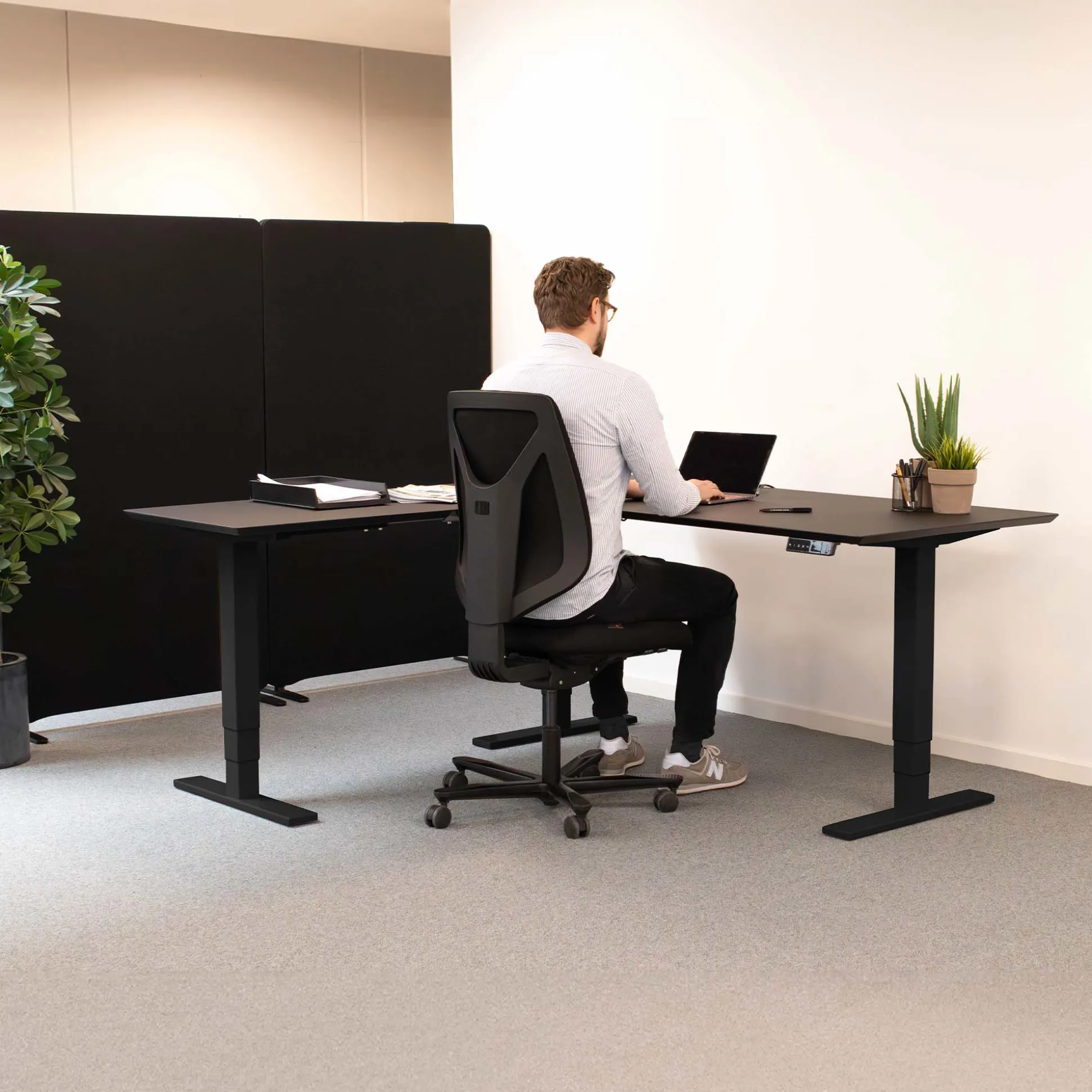 Hjørne hæve sænkebord 160x180 - Corporate